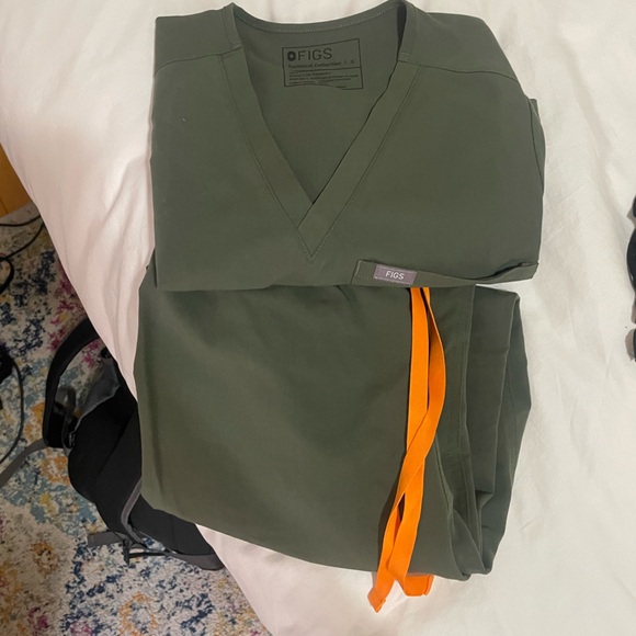 Figs size small top/bottom. Olive green - Picture 1 of 1